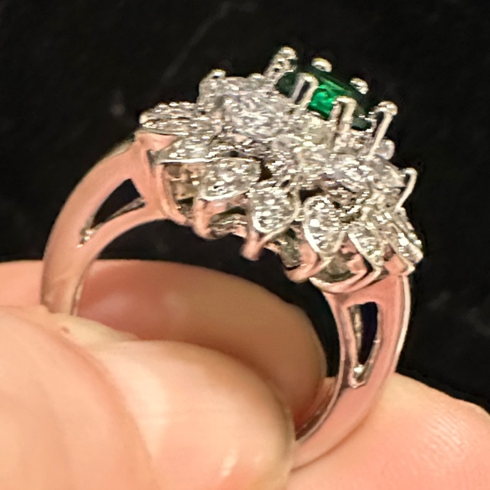 Elegant Silver and Green Floral Ring - Picture 4 of 4
